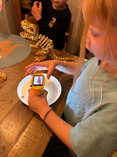 Maman qui prépare le dîner pendant que son enfant joue