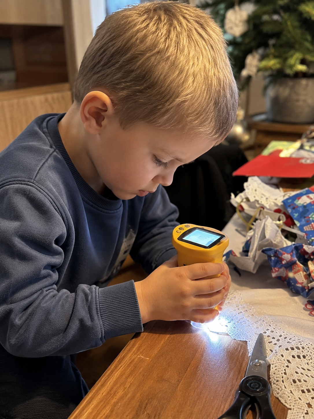 Enfant qui découvre Frizti avec sa maman